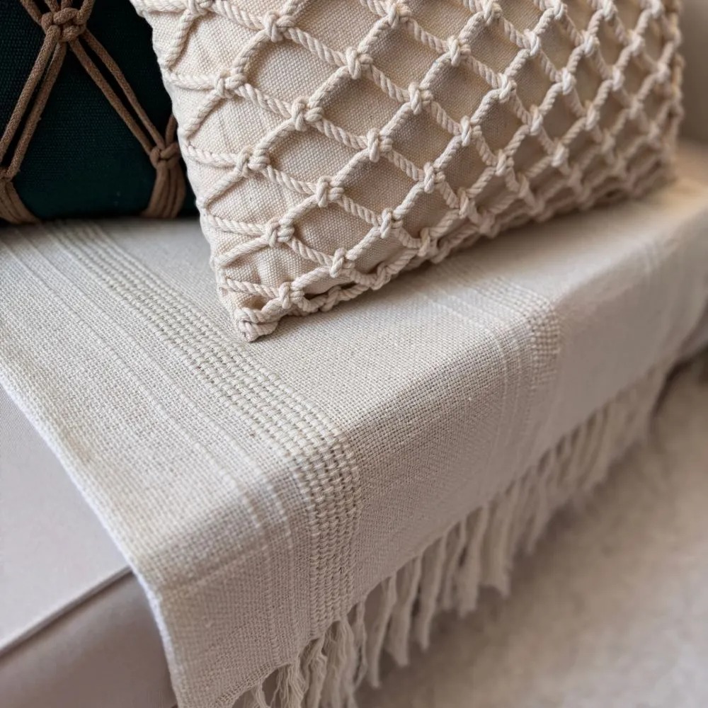 Xale para sofá: como implementar essa tendência na decoração do seu lar?