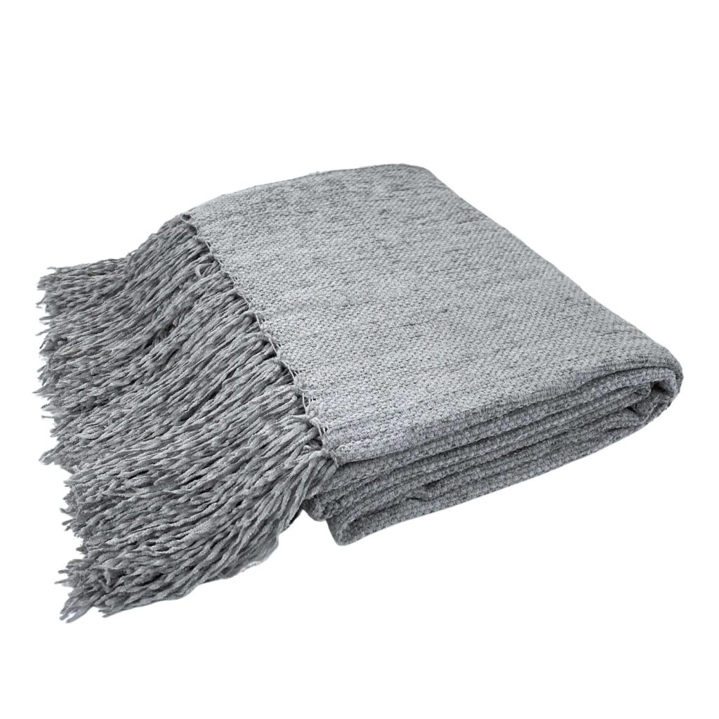 Cor e texturas: tudo sobre as mantas decorativas para cama